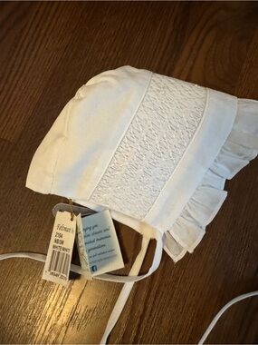 Feltman Brothers Smocked Baby Bonnet nb-3 months NWT